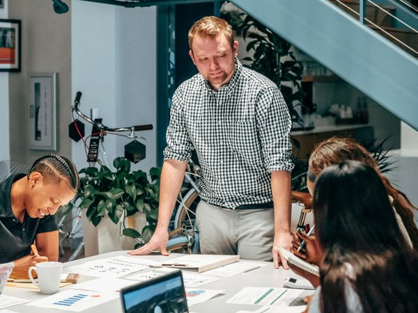 Comprendre le rôle essentiel des associations en finance commerciale