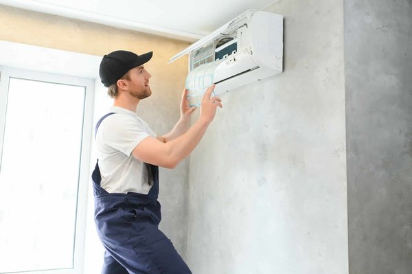 Installateur ventilateur Bruxelles : le processus d'installation sur le plafond en béton