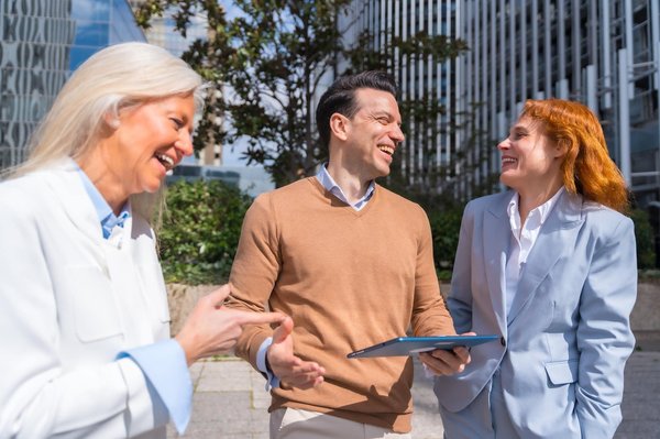 Quels sont les différents domaines d'utilisation des images créées par un générateur d'images IA ?