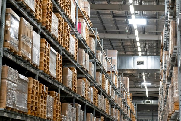 Quels avantages offrent les racks à palettes charge lourde pour votre logistique ?